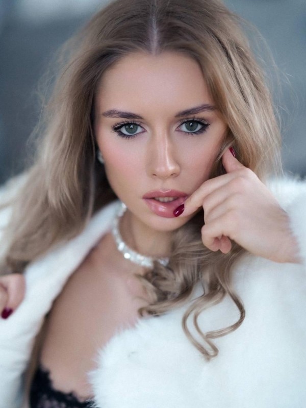 Инна привлекательная девушка из Мелитополя цена от 6000 руб